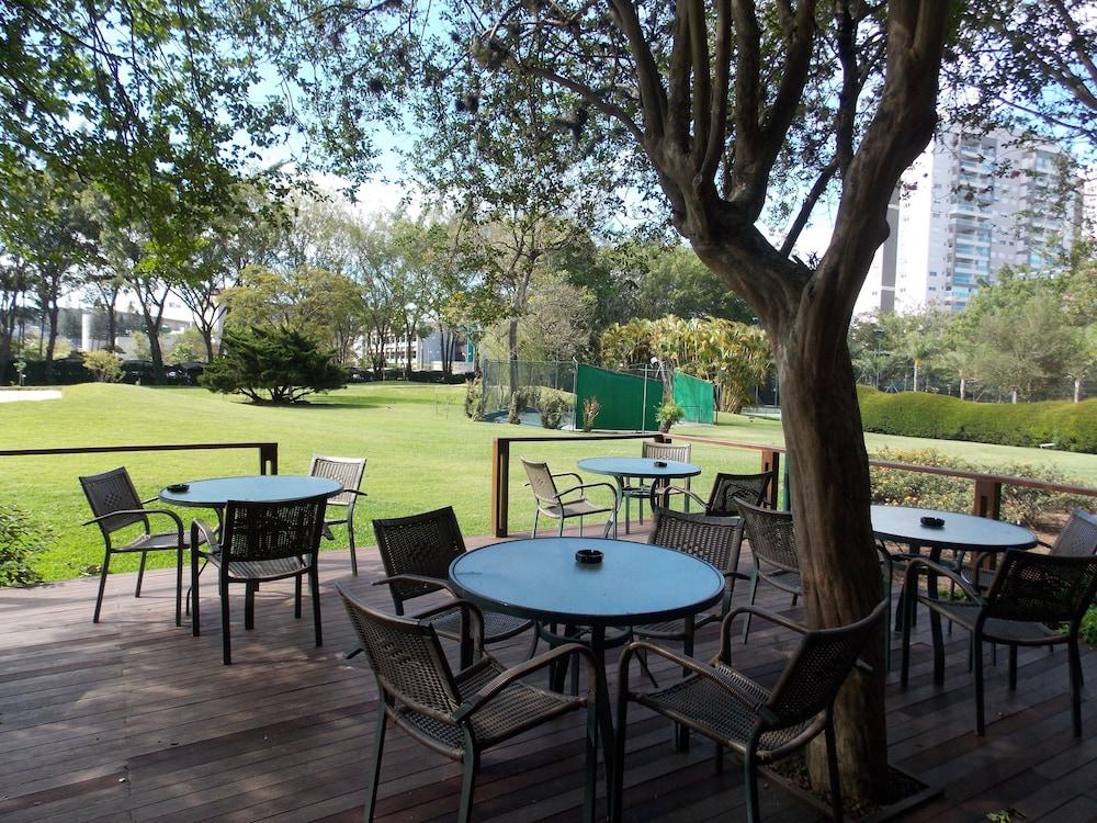 Hotel Transamerica São Paulo Exteriör bild The deck at the clubhouse