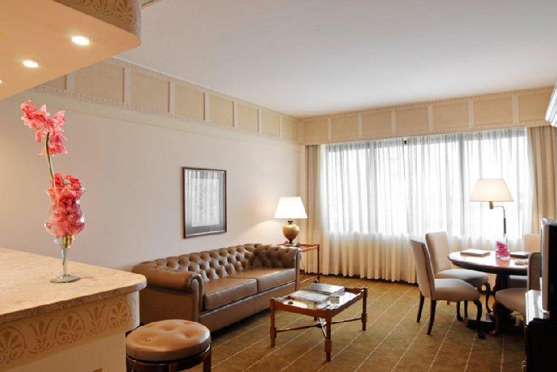 Hotel Transamerica São Paulo Rum bild A living room in a suite at the Ritz-Carlton, Boston