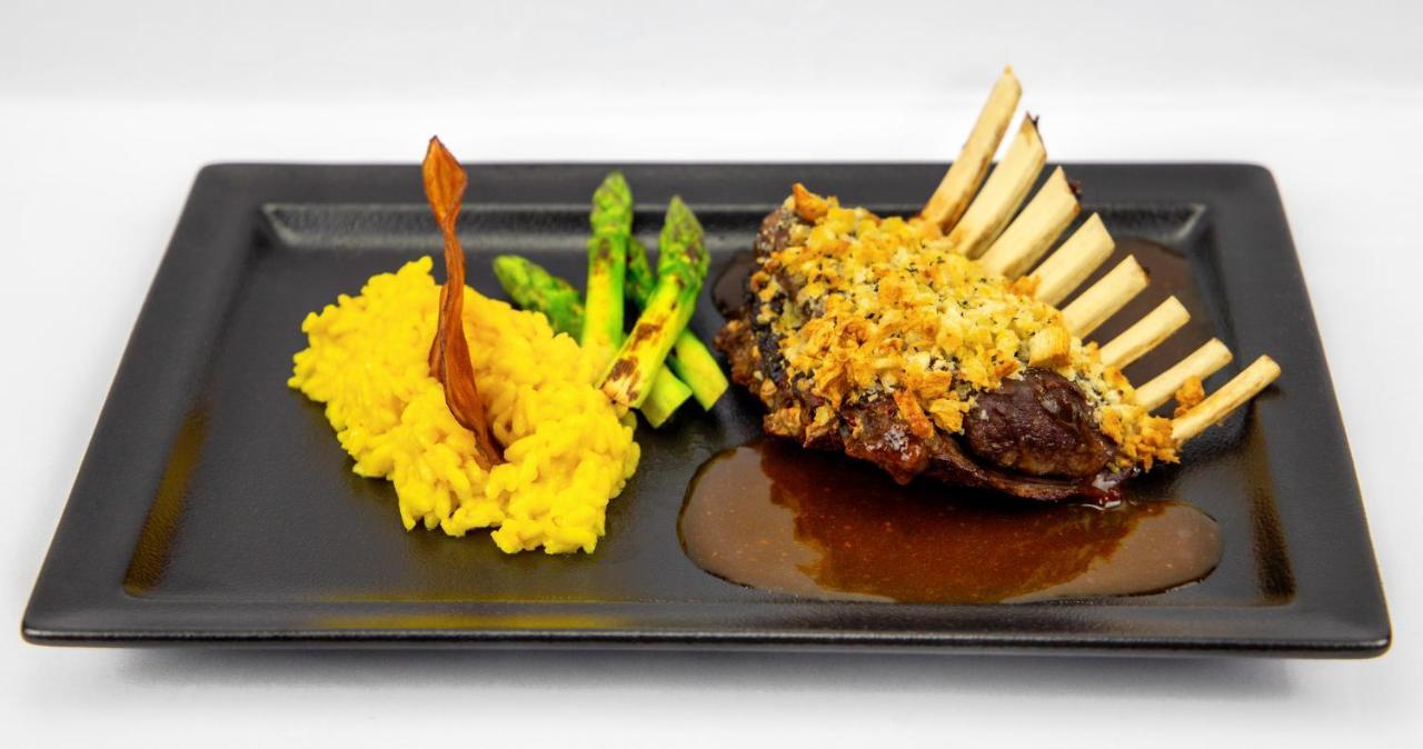 Hotel Transamerica São Paulo Exteriör bild Rack of lamb with a crust of herbs and a yellow risotto